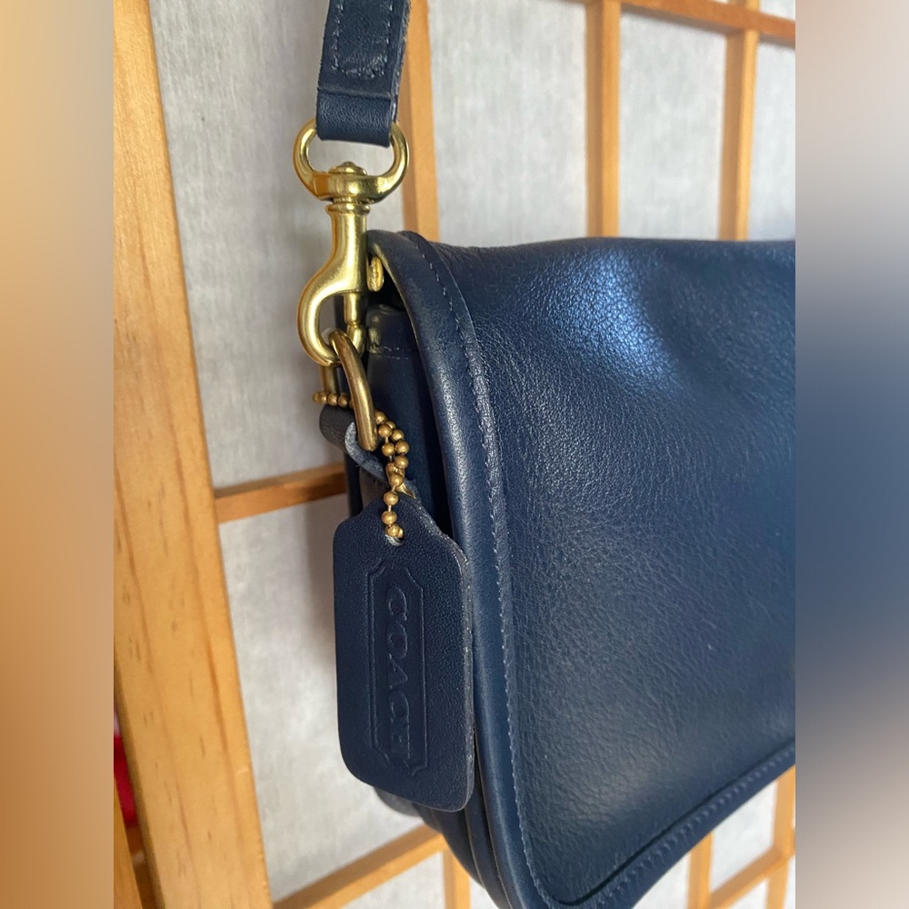 Coach Leather Purse / Navy
Leather Bag / Coach Pocket... - Picture 2 of 16